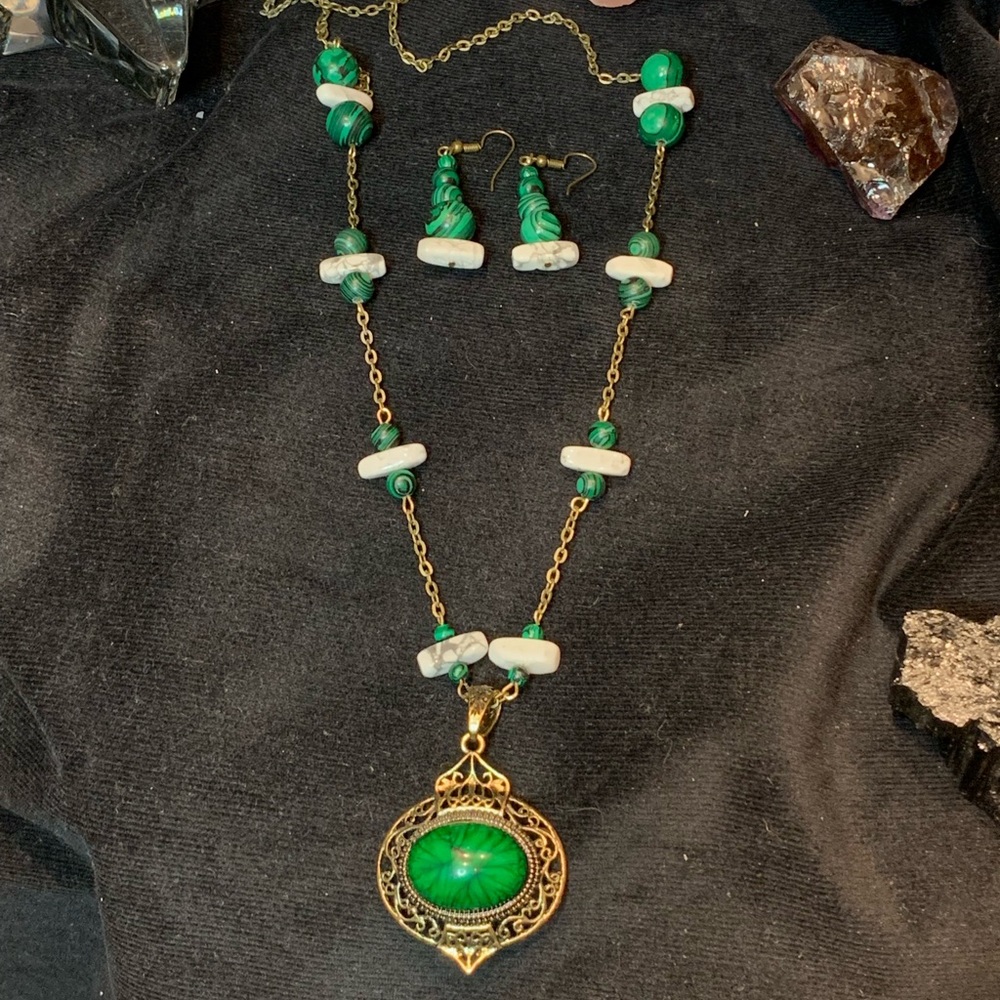 Vintage pendant with malachite & howlite beads